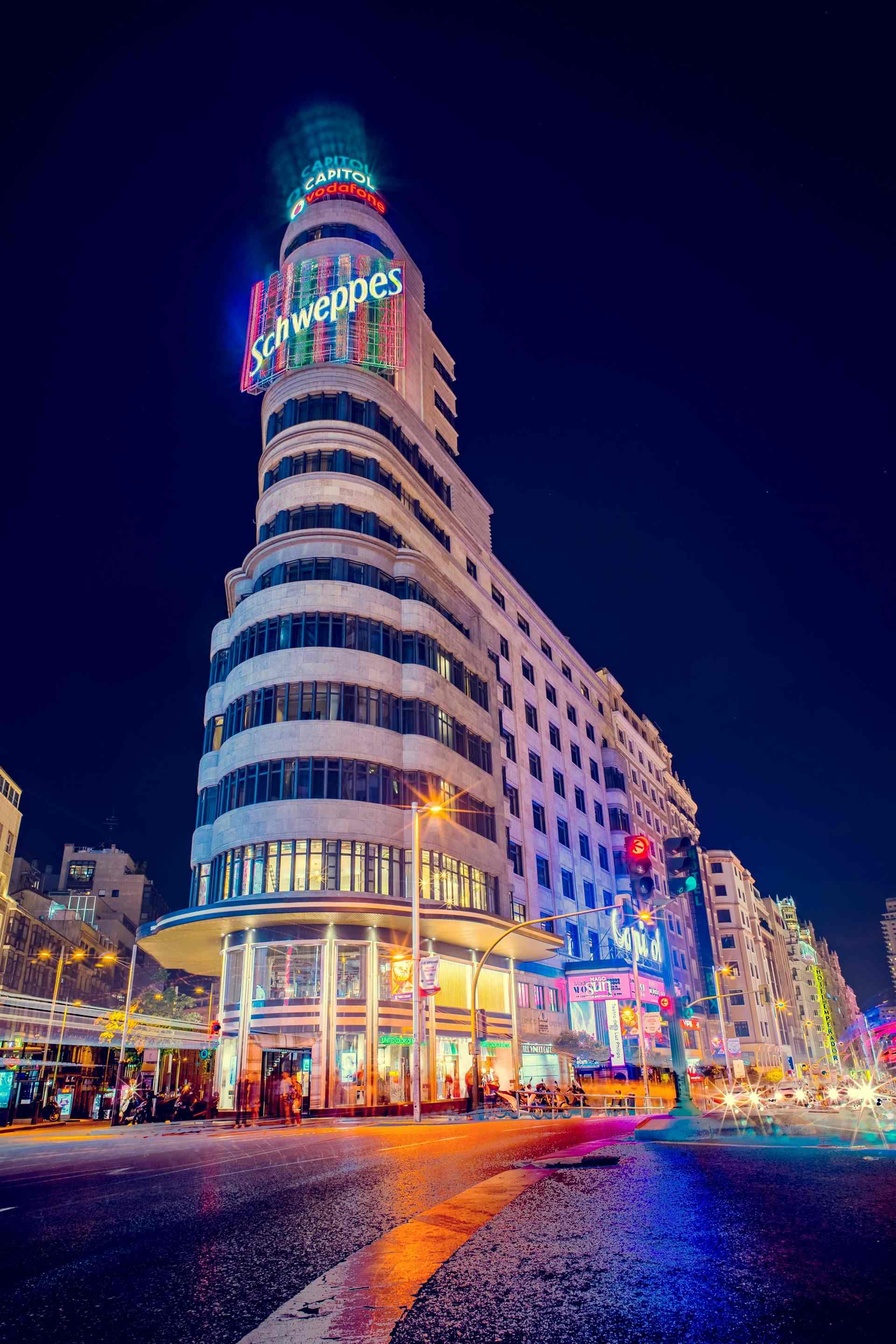 El edificio Schweppes gris enciende las luces durante la noche